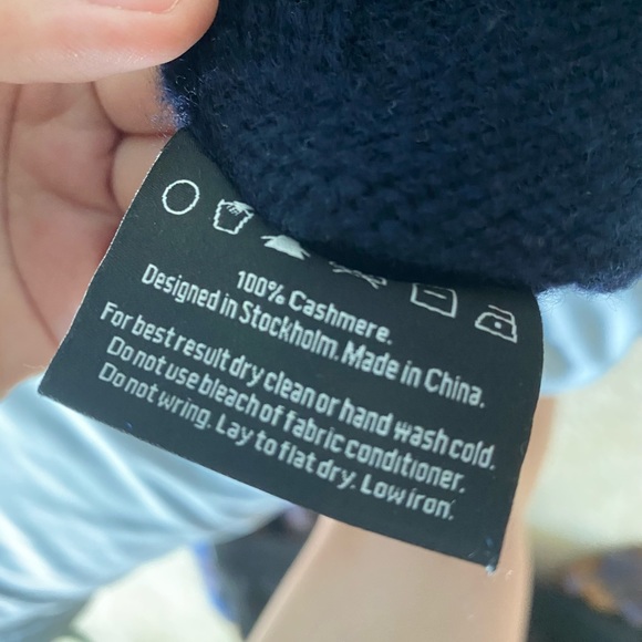 “Lisa Yang” Cashmere V-neck sweater - Picture 3 of 5